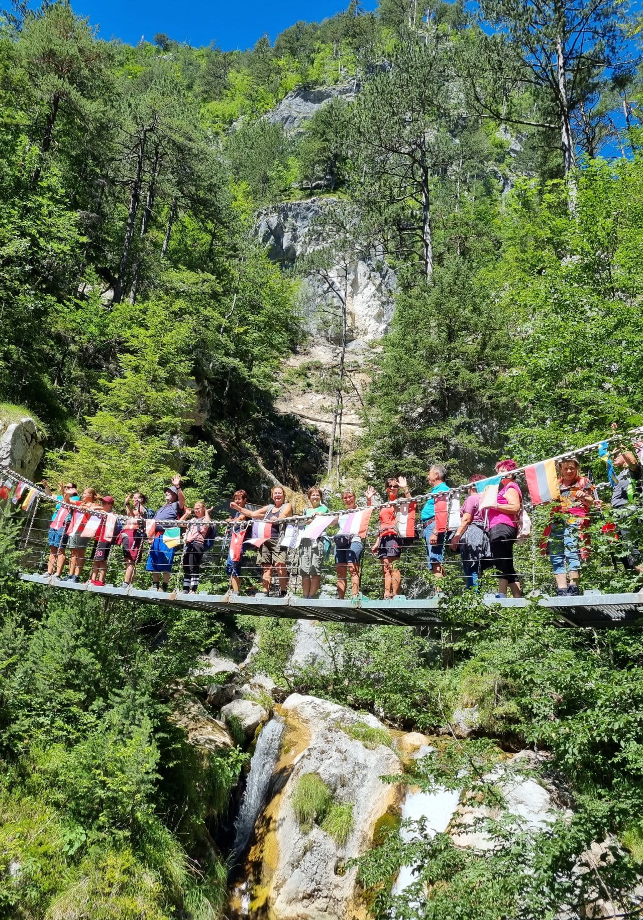 Teufelsbrücke Wanderer Schlucht tosend Wasser Kärnten - © Robert Poscheschnig
