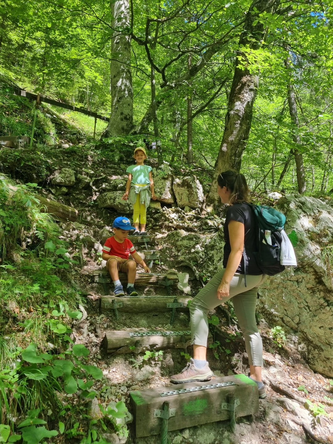 Familie wandert über Holzsteige durch die Tscheppaschlucht