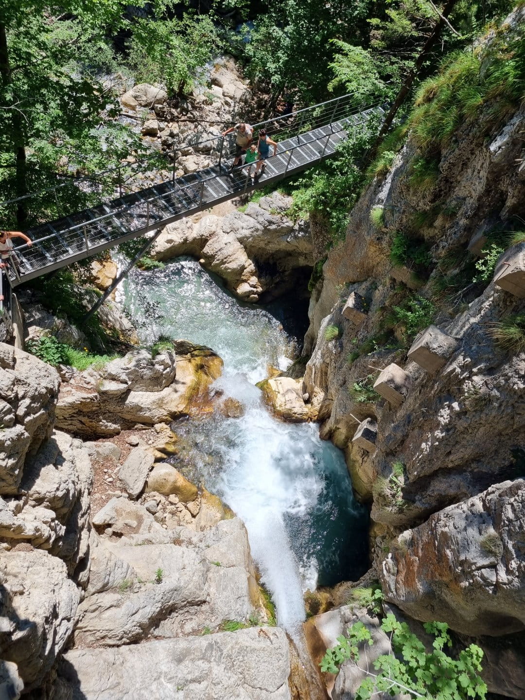 Teufelsbrücke Wanderer Schlucht tosend Wasser Kärnten - © Robert Poscheschnig