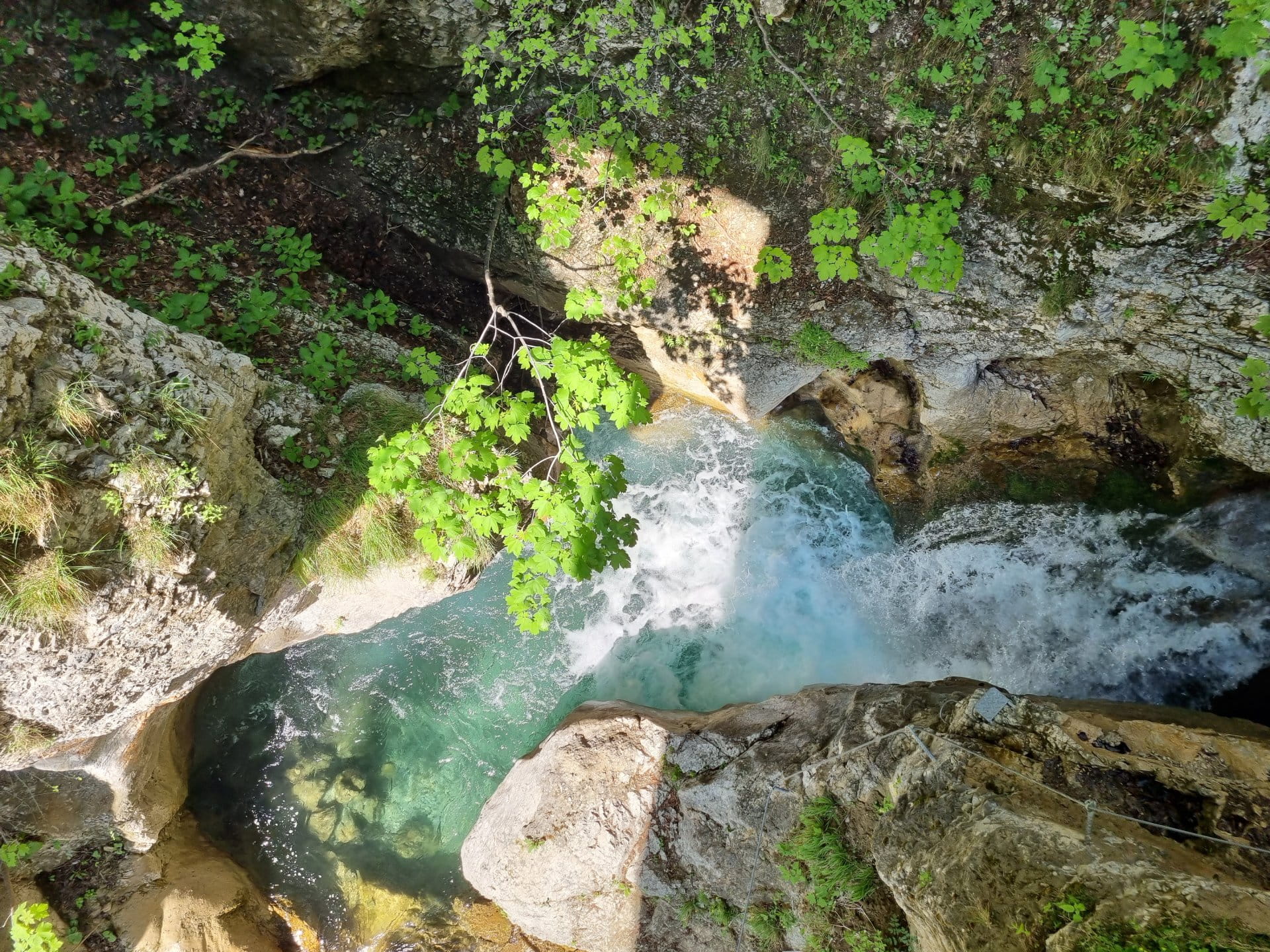 Natürliche Gumpen und Felsen entlang des Wanderwegs im Rosental